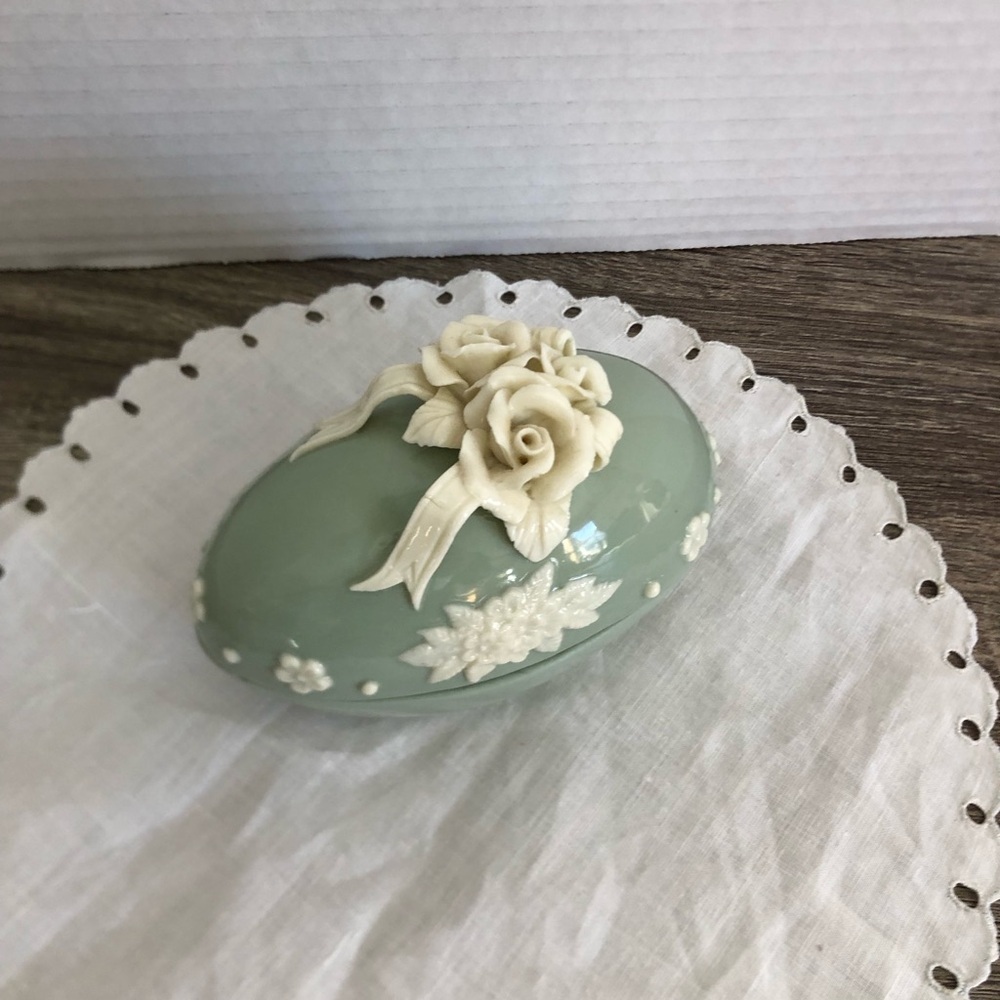 Vtg Green Lidded Box with Applied Floral and Bow Details